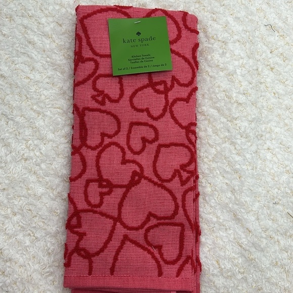 Kate Spade New York set of 2 kitchen towels in red and rose pink heart outline - Picture 1 of 4
